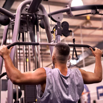 man working on a lat pulldown machine